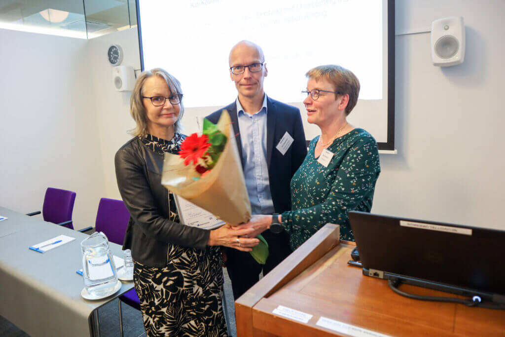 Tilaisuudessa palkinnon jakoivat EK:n johtava asiantuntija Jari Huovinen sekä Boardman LJT:n hallituksen puheenjohtaja Satu Koskinen.