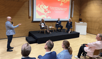 Boardmanin tilaisuus jossa aiheena USA:n ja Kiinan suhde. Paneelikeskustelu lavalla.